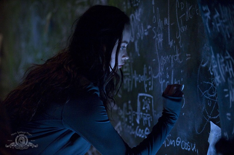 Chloe Elyse Levesque Scrive Su Una Lavagna Nell Episodio Pathogen Di Stargate Universe 181257