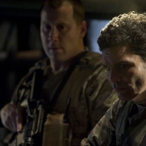 Due soldati in una scena dell'episodio Awakenings di Stargate Universe