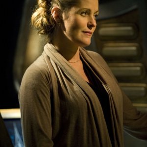 Gloria (Louise Lombard) in una scena dell'episodio Aftermath di Stargate Universe