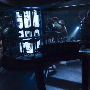 Greer (Jamil Walker Smith) e Volker (Patrick Gilmore) esplorano la nave in Awakenings di Stargate Universe