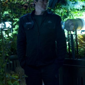 Il Col. Young (Justin Louis) idavanti alle colture idroponiche nell'episodio Awakenings di Stargate Universe