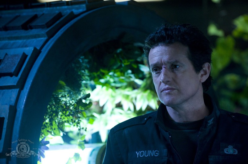 Il Col Young Justin Louis In Un Momento Dell Episodio Awakenings Di Stargate Universe 181202