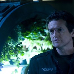 Il Col. Young (Justin Louis) in un momento dell'episodio Awakenings di Stargate Universe