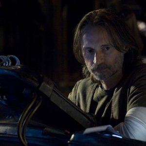 Il Dott. Rush (Robert Carlyle) nell'episodio Awakenings di Stargate Universe