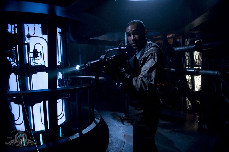 Il Sgt Greer Jamil Walker Smith Esplora La Nave Nell Episodio Awakenings Di Stargate Universe 181198