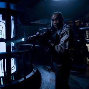 Il Sgt. Greer (Jamil Walker Smith) esplora la nave nell'episodio Awakenings di Stargate Universe