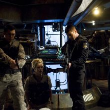 L. D. Phillips, A. Kalanj, B. J. Smith e R. Carlyle in stato di allerta in Awakenings di Stargate Universe
