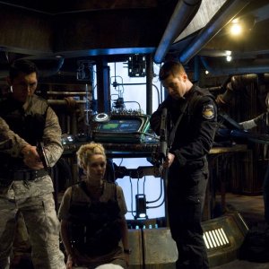 L. D. Phillips, A. Kalanj, B. J. Smith e R. Carlyle in stato di allerta in Awakenings di Stargate Universe
