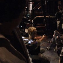 Lou Diamond Phillips, Alaina Kalanj, Brian J. Smith affrontano un alieno nell'episodio Awakenings di Stargate Universe