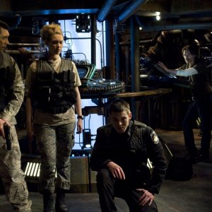 Lou Diamond Phillips, Alaina Kalanj, Brian J. Smith e Robert Carlyle nell'episodio Awakenings di Stargate Universe