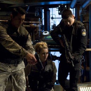 Lou Diamond Phillips, Alaina Kalanj, Brian J. Smith nell'episodio Awakenings di Stargate Universe