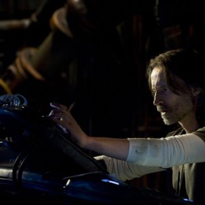 Robert Carlyle in una scena dell'episodio Awakenings di Stargate Universe