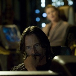 Rush (Robert Carlyle) con alle spalle Gloria (Louise Lombard) nell'episodio Aftermath di Stargate Universe