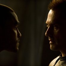 Sgt. Greer (Jamil Walker Smith) faccia a faccia con Simeon (Robert Knepper) in Pathogen di Stargate Universe