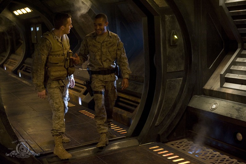 Sgt Greer Jamil Walker Smith Scherza Con Un Soldato In Pathogen Di Stargate Universe 181254