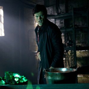 Tom Welling indebolito dalla kryptonite nell'episodio Abandoned di Smallville