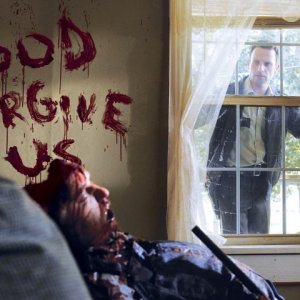 Un'immagine drammatica dell'episodio Days Gone Bye di The Walking Dead