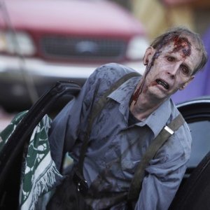 Uno zombie nell'episodio Days Gone Bye di The Walking Dead