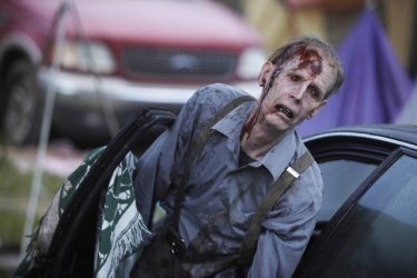 Uno zombie nell'episodio Days Gone Bye di The Walking Dead