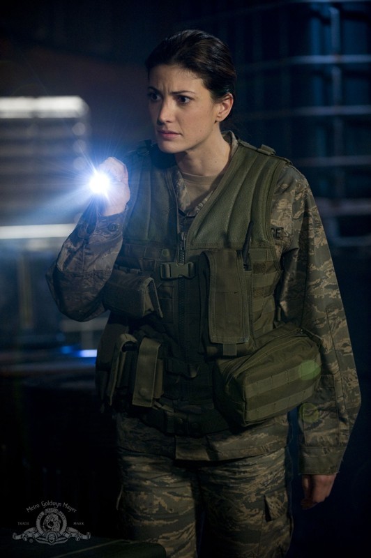 Vanessa James Julia Anderson Con Torcia In Mano Nell Episodio Pathogen Di Stargate Universe 181260
