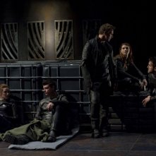 Varro (Mike Dopud), Ginn (Julie McNiven) e la loro squadra in: Aftermath di Stargate Universe