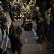 Varro (Mike Dopud) si scontra con Simeon (Robert Knepper) nell'episodio Aftermath di Stargate Universe