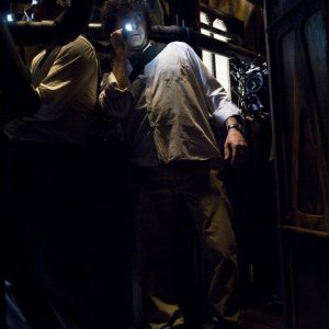 Volker (Patrick Gilmore) e Brody (Peter Kelamis) esplorano la nave in Awakenings di Stargate Universe