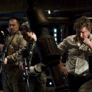 Volker (Patrick Gilmore) ed altri soldati nell'episodio Awakenings di Stargate Universe