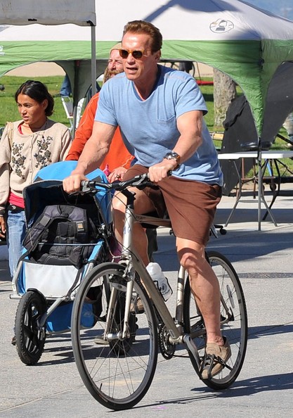 Arnold Schwarzenegger E Una Delle Sue Guardie Del Corpo In Biciclette A Venice Beach 181491
