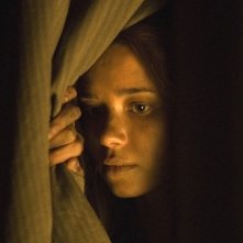 Dafne Fernández in una scena di Entre lobos