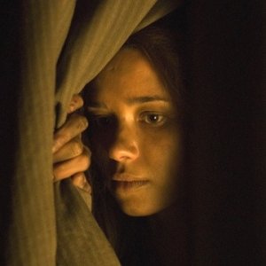 Dafne Fernández in una scena di Entre lobos