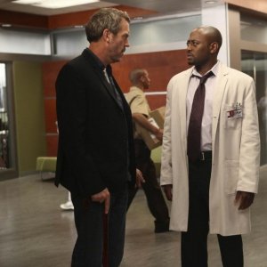 Hugh Laurie e Omar Epps in Dr House: Medical Division nell'episodio A Pox on Our House
