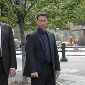John Larroquette e Gary Sinise in CSI: New York,nell'episodio Hide Sight