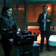 Sela Ward e Eddie Cahill in CSI: New York, nell'episodio Scared Stiff