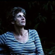 Una sequenza del dramma Little Sparrows