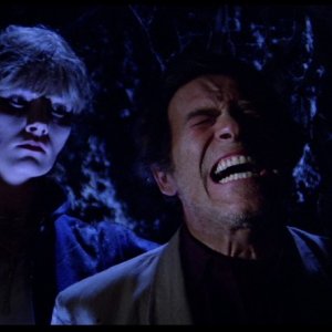 Janet Agren uccide Christopher George in una scena del film Paura nella città dei morti viventi