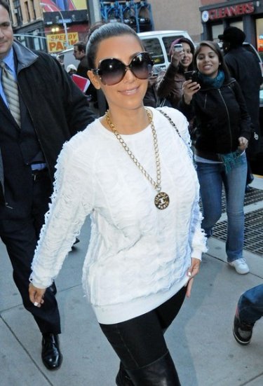 Kim Kardashian esce dal Tribeca Nail Salon dopo una manicure