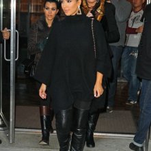 Le sorelle Kim, Khloe e Kourtney Kardashian lasciano il loro hotel di New York