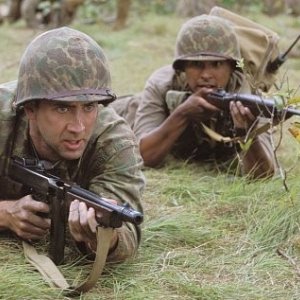 Nicolas Cage con Adam Beach in una scena del film Windtalkers