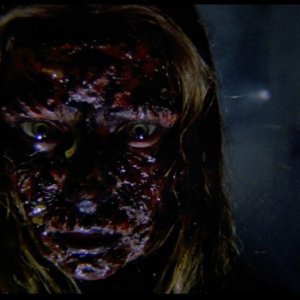 Una irriconoscibile Antonella Interlenghi in una scena del film Paura nella città dei morti viventi