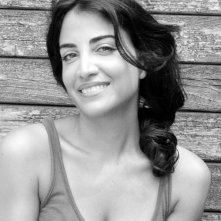 Una sorridente Emanuela Mulè in un ritratto in bianco e nero.