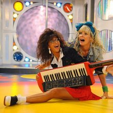 Cobie Smulders nei panni di Robin Sparkles e Nicole Scherzinger nell'episodio Glitter di How I Met Your Mother