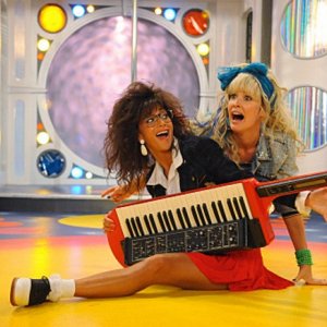 Cobie Smulders nei panni di Robin Sparkles e Nicole Scherzinger nell'episodio Glitter di How I Met Your Mother