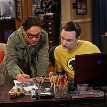 Johnny Galecki E Jim Parsons In Una Scena Dell Episodio The Irish Pub Formulation Di The Big Bang Th 181760