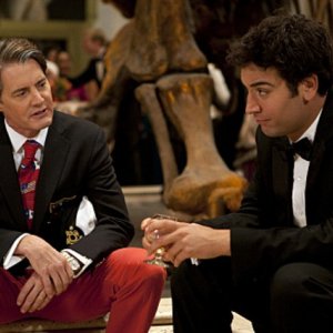 Josh Radnor con la guest star Kyle MacLachlan in una scena dell'episodio Natural History di How I Met Your Mother