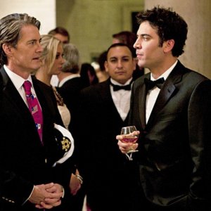 Josh Radnor con la guest star Kyle MacLachlan nell'episodio Natural History di How I Met Your Mother