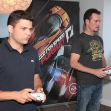 Kevin Dillon Insieme A Jerry Ferrara In Un Momento Di Pausa Sul Set Giocano A Un Video Game 181677