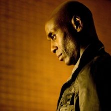 Lance Reddick nell'episodio Amber 31422 di Fringe