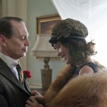 Steve Buscemi e Paz de la Huerta in una scena dell'episodio 'Home' di Boardwalk Empire