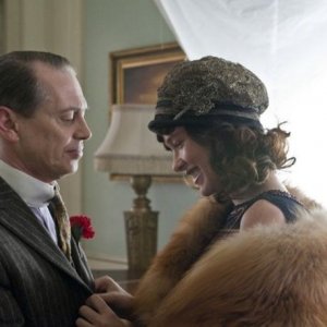 Steve Buscemi e Paz de la Huerta in una scena dell'episodio 'Home' di Boardwalk Empire